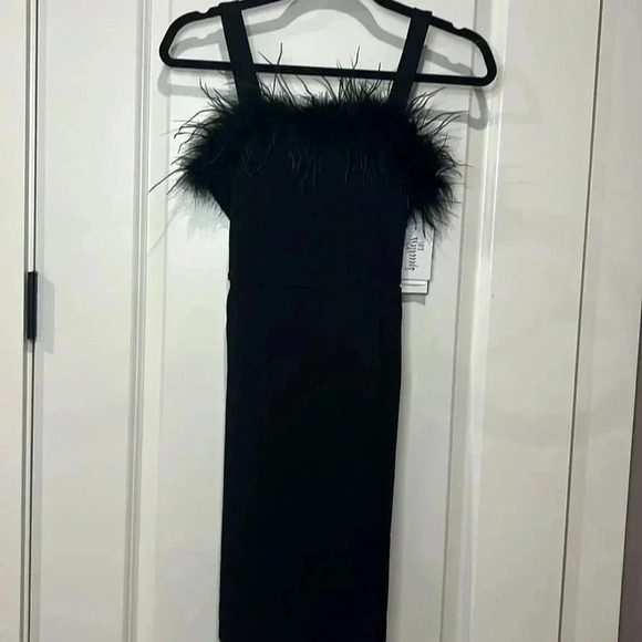 SPEECHLESSS KIDS BLACK KNEES LENGTH DRES WITH FEATHER TRIM - Picture 2 of 5